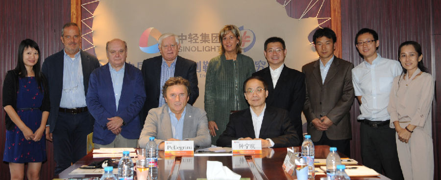1中国皮革和制鞋工业研究院与意大利加达国际鞋展组委会合影.png